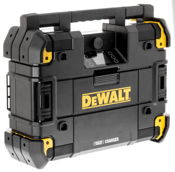 radio caricabatteria DeWALT TSTAK in vista laterale, design robusto e maniglia per trasporto, compatibile con batterie.