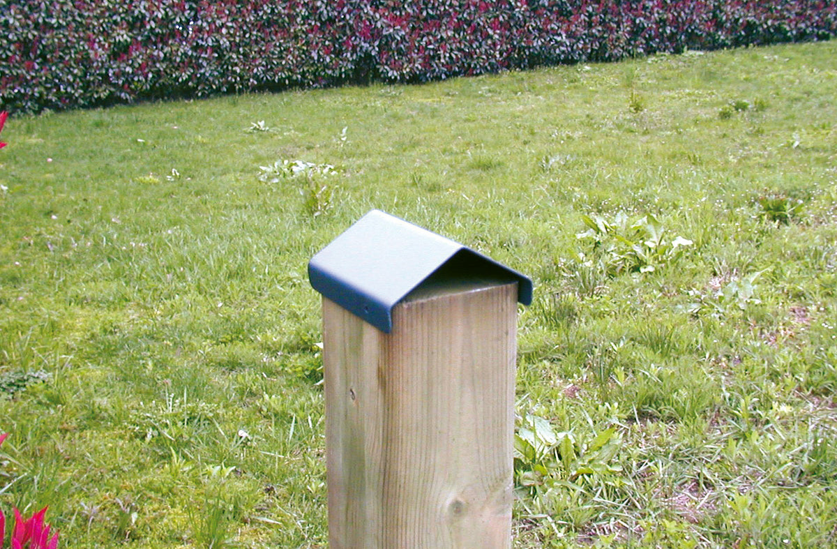 Copripilastro MINUTEX in acciaio verniciato grigio grafite su palo di legno in giardino