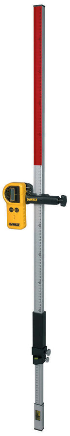 Asta graduata DeWALT allungabile 2.4 mt, strumento preciso per misurazioni con scala positiva e negativa.