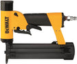 Groppinatrice DeWALT 23 gauge in vista laterale, design ergonomico e corpo in alluminio, ideale per lavori di precisione.