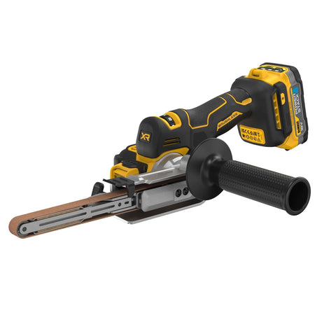 Levigatrice a nastro 18V brushless DeWALT con batterie, impugnatura ergonomica e braccio per superfici tonde.
