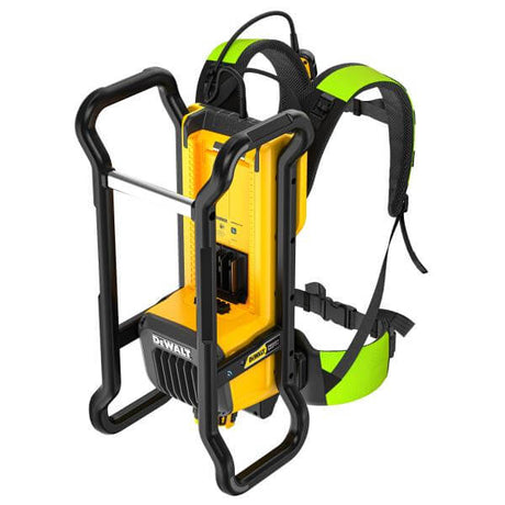 Vibratore per cemento a zaino alta frequenza DeWALT DCPS310N-XJ con imbracatura imbottita e regolabile.