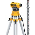Livello ottico autolivellante DeWALT 26X su treppiede con stadia graduata in evidenza.