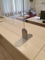 Paravento protettivo in plexiglass con base metallica su bancone da ufficio