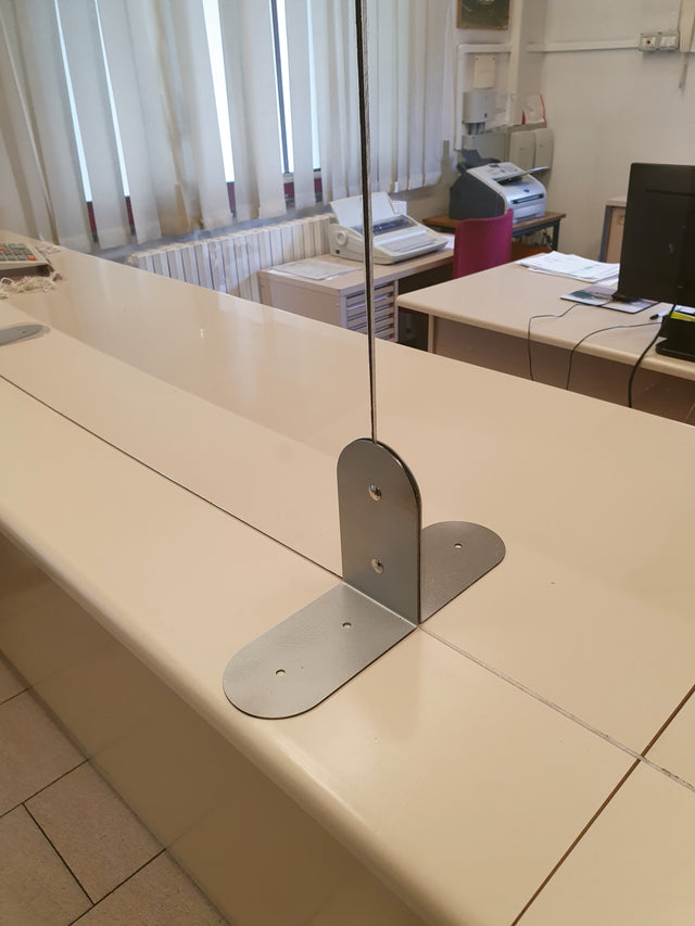 Kit fissaggio pannelli anticontagio MINUTEX 831A su bancone ufficio