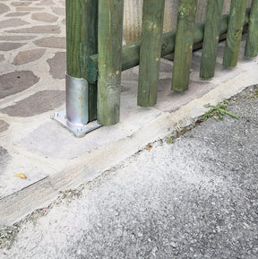Supporto con piastra Ø 100 mm in acciaio zincato MINUTEX per palo di recinzione in legno