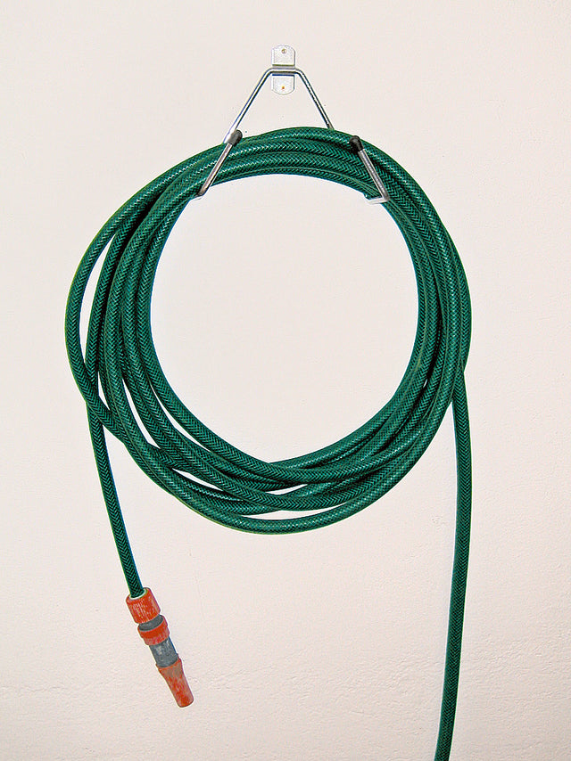 Portacanna da parete in acciaio zincato bianco MINUTEX con tubo per irrigazione verde.