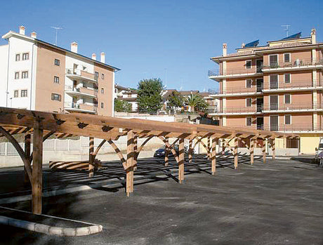 Struttura in legno per pergola in un parcheggio tra edifici residenziali