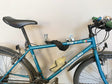 Bicicletta fissata al muro con ancora di sicurezza MINUTEX e guaina antigraffio.