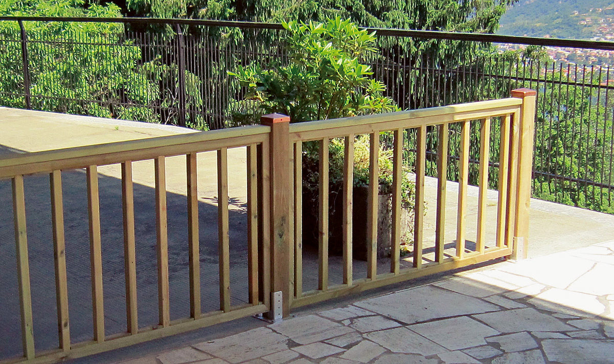 Cancello in legno per terrazza con ringhiera e piante decorative all'aperto.