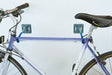 Supporti pieganti per bicicletta MINUTEX fissati a parete bianca.