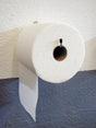 Portarotolo da parete MINUTEX in acciaio zincato bianco con rotolo di carta