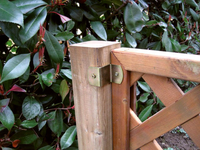Cerniera in acciaio per cancello in legno MINUTEX installata su palo in giardino