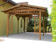 Pergola in legno per esterno con struttura a traliccio e tetto spiovente